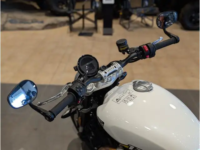 2025 Triumph Speed Twin 1200 // Crystal White/Sapphire Black in Dirt Bikes & Motocross in Winnipeg - Image 9