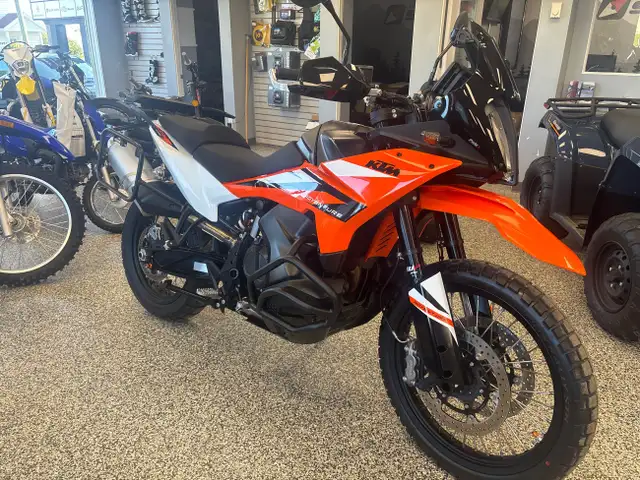 1 KTM ADVENTURE 890 MOTO AVENTURE A L'ETAT NEUF IMPECCABLE AUCUN in Other in Lac-Saint-Jean - Image 2