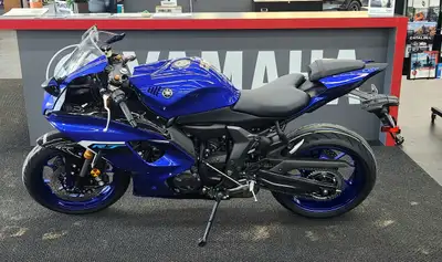 The 2025 Yamaha YZF-R7 is a supersport motorcycle featuring a 689cc CP2 engine, a 270-degree cranksh...