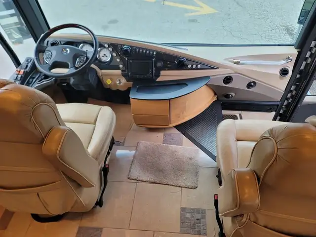 2009 American Coach 45B in RVs & Motorhomes in Penticton - Image 4