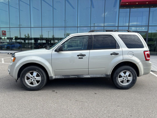 2009 Ford Escape V6 XLT 4WD | Accident Free Carfax in Cars & Trucks in Calgary - Image 3