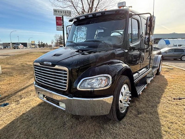 2004 Freightliner M2 Sport Chassis in Heavy Trucks in St. Albert - Image 2