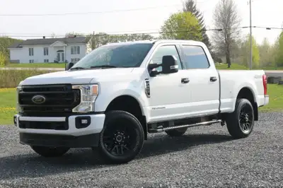 Magnifique Ford F250 XLT 4x4 2022 équipé d'un V8 6.7L Power Stroke Diesel Cabine Super Crew et boite...