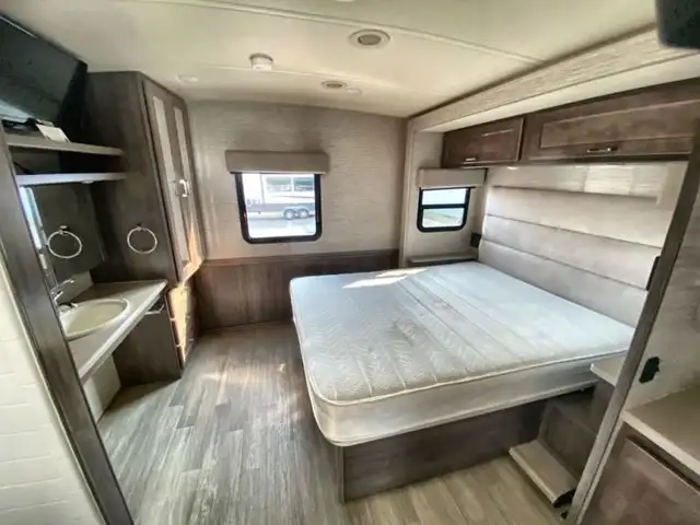 2020 Winnebago Adventurer 30T in RVs & Motorhomes in Abbotsford - Image 20