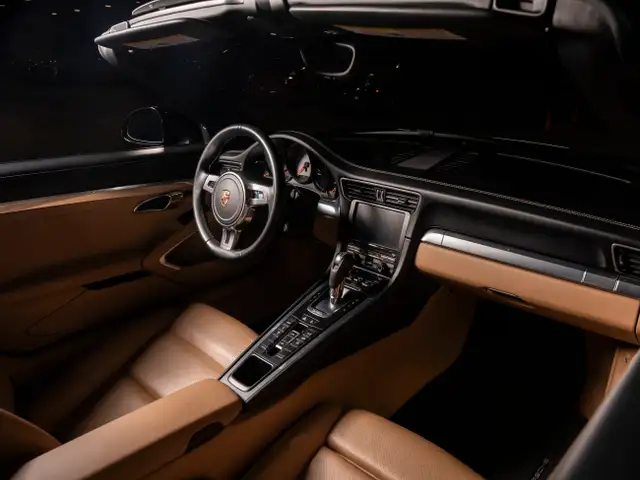 2015 Porsche 911 2015 911 Targa 4S - Certifié Porsche Approved in Cars & Trucks in Québec City - Image 6