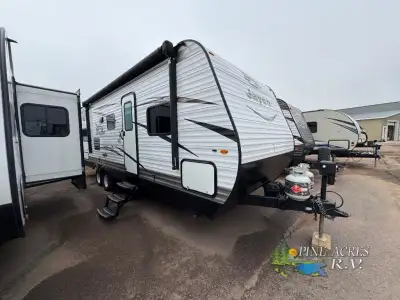 This Jayco Jay Flight SLX is the perfect unit for your larger family, or one that likes to travel wi...