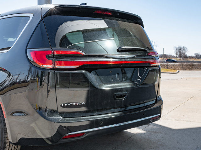 2025 Chrysler Pacifica Select in Cars & Trucks in Barrie - Image 4