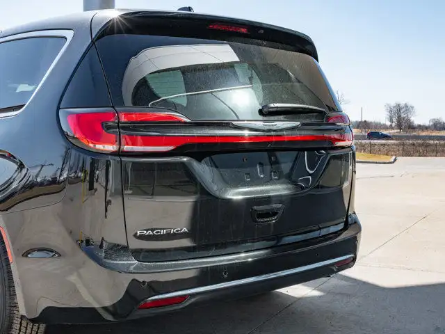 2025 Chrysler Pacifica Select in Cars & Trucks in Barrie - Image 5