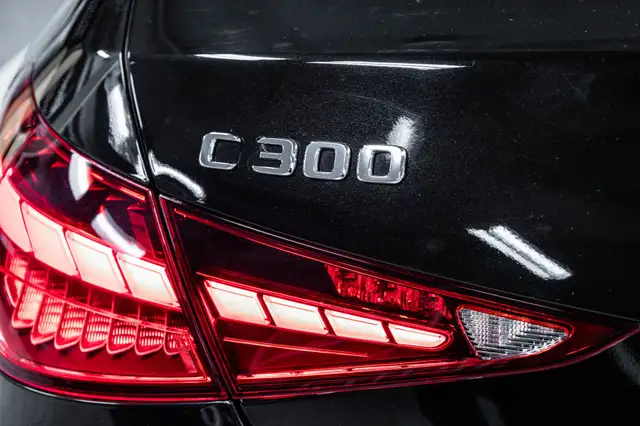 2023 Mercedes-Benz C300 4MATIC Sedan | Premium | Night | Carplay in Cars & Trucks in City of Montréal - Image 15