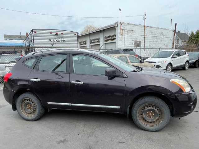 2011 Nissan Rogue S *AS-IS, AWD, 4 SUMMER AND WINTER TIRES & RIM in Cars & Trucks in Hamilton - Image 4