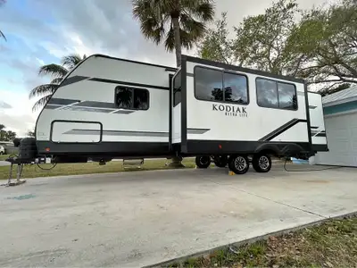 2022 Dutchmen Kodiak Ultra-Lite 289BHSL is a 33 FT lightweight travel trailer with a spacious bunkho...