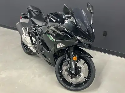 KAWASAKI NINJA 500 2024 Faites votre déclaration avec la toute nouvelle moto sportive Ninja 500. Fai...
