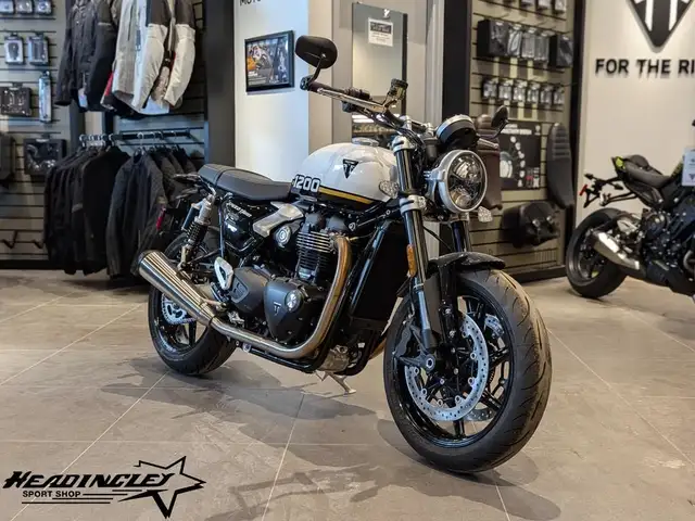 2025 Triumph Speed Twin 1200 // Crystal White/Sapphire Black in Dirt Bikes & Motocross in Winnipeg - Image 2