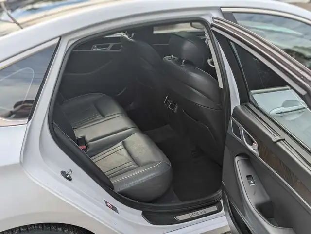 2015 Hyundai Genesis Ultimate dans Autos et camions dans London - Image 20