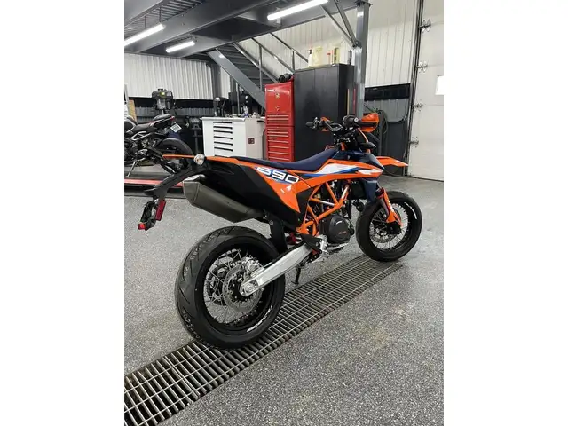 2024 KTM 690 SMC R in Sport Touring in Granby - Image 3