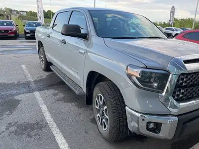Le Toyota Tundra SR5 2021 est un camion pleine grandeur robuste, conçu pour les conducteurs recherch...