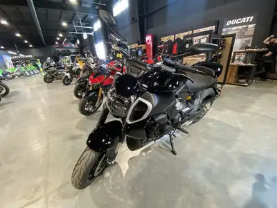 2024 Ducati Diavel V4 BlackDare to be Bold Muscular, sporty, exaggerated and elegant at the same tim...