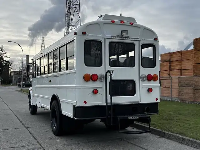 2013 international 4200 21 Passenger Bus Diesel Hydraulic Brakes in Heavy Trucks in Richmond - Image 8
