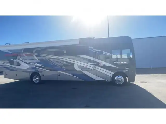 2023 Thor Motor Coach Miramar 35.2 in RVs & Motorhomes in Abbotsford - Image 4
