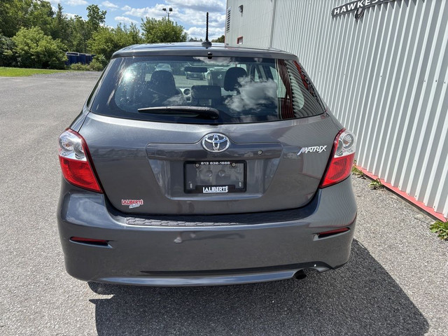 2011 Toyota Matrix Base 5-Speed MT in Cars & Trucks in Ottawa - Image 4
