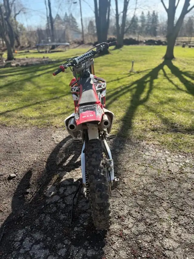 2007 HONDA CRF250R-RED! in Dirt Bikes & Motocross in Edmonton - Image 4