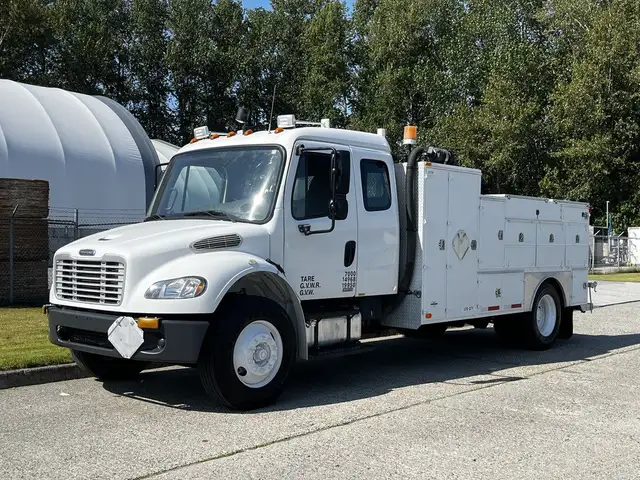 2004 Freightliner M2 106 CAT C7 Service Truck with Pumps in Heavy Trucks in Delta/Surrey/Langley - Image 6