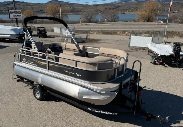 2025 Sun Tracker Party Barge 16 DLX, pontoon boat in Powerboats & Motorboats in Vernon - Image 4