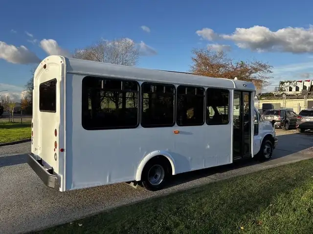 2017 chevrolet Express G4500 22 Passenger with Wheelchair Ramp O in Heavy Trucks in Richmond - Image 10