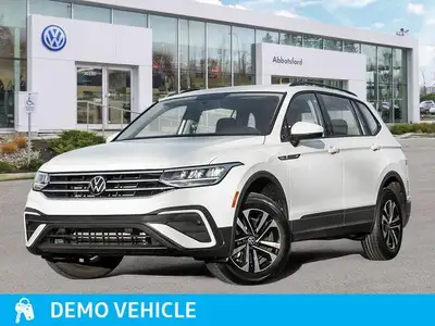 This Volkswagen Tiguan boasts a Intercooled Turbo Regular Unleaded I-4 2.0 L/121 engine powering thi...