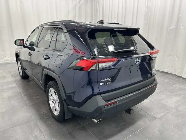 2020 Toyota RAV4 XLE AWD - TOIT OUVRANT - VOLANT CHAUFFANT - MAG in Cars & Trucks in Québec City - Image 6