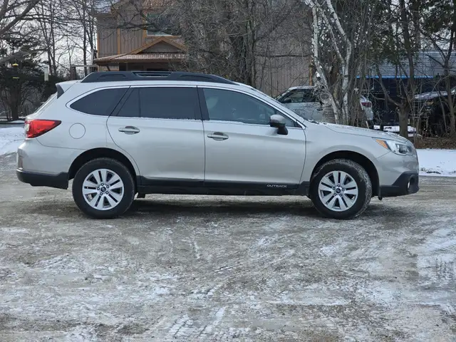 2015 Subaru Outback 2.5i Premium 4dr All-wheel Drive CVT in Cars & Trucks in City of Toronto - Image 7