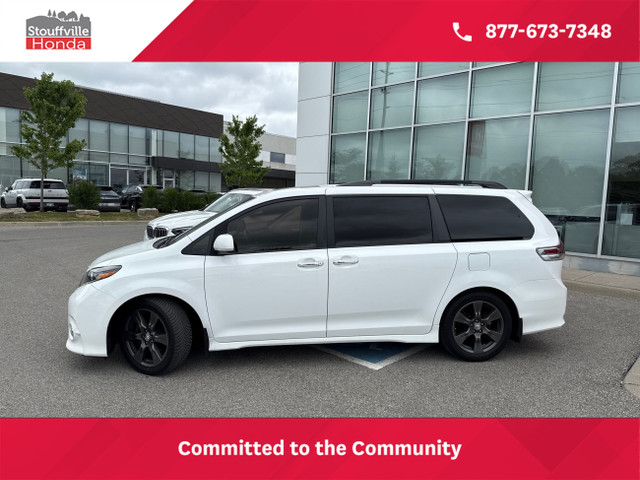 2017 Toyota Sienna SE 8 Passenger in Cars & Trucks in Markham / York Region - Image 2