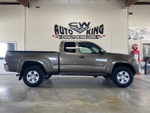 2014 Toyota Tacoma SR5 / Access Cab /4x4 / 2.7 Liter / Local