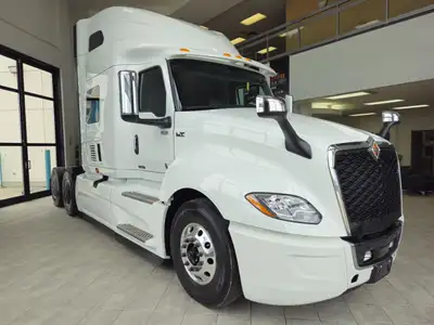 Stock #: 8285-25 Tandem Axle Sleeper Tractor, S13 engine (475) HP, T14 transmission (14 speed), Air...