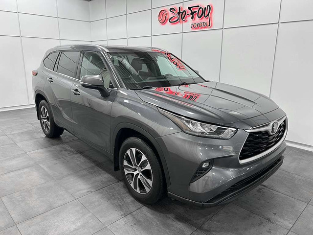 2020 Toyota Highlander XLE AWD - TOIT OUVRANT - INT. CUIR - MAGS dans Autos et camions  à Ville de Québec