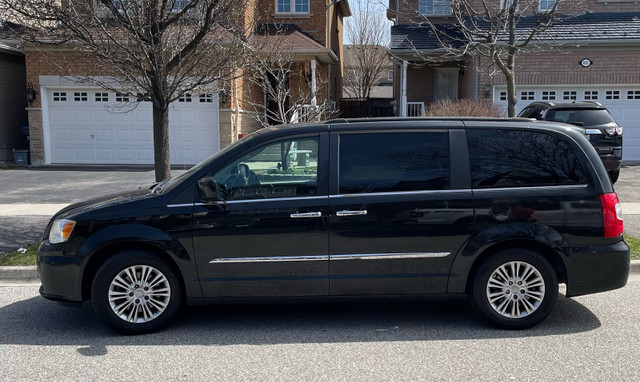 2015 Chrysler Town & Country Touring-L in Cars & Trucks in Mississauga / Peel Region - Image 4