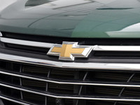 The 2018 Chevrolet Equinox Premier AWD in a striking green finish offers a dependable and confident... (image 9)