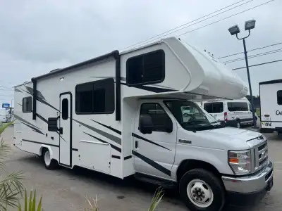 Compact Class-C with tons of great features! FEATURES LIST Vehicle 0 Seatbelts 6 Sleeps Cook Live Sl...