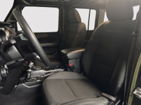 Preparez-vous a dominer la route et les sentiers avec ce Jeep Wrangler Sahara 2023 au look audacieux... (image 8)