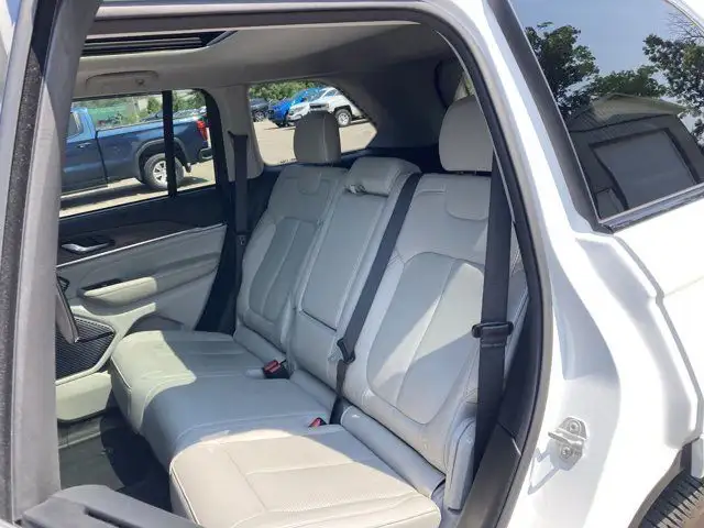 2023 Jeep Grand Cherokee Overland in Cars & Trucks in Hamilton - Image 18