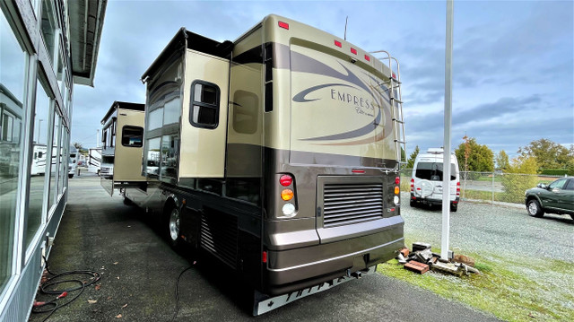 2007 Triple E Empress Elite 4004 FGBW Diesel Pusher in Travel Trailers & Campers in Victoria - Image 3