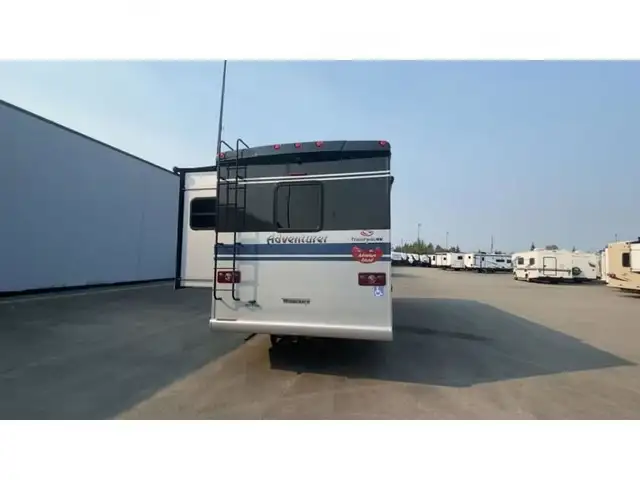 2020 Winnebago Adventurer 30T in RVs & Motorhomes in Abbotsford - Image 6