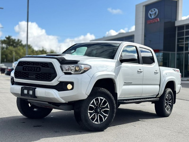 2021 Toyota Tacoma 4WD DOUBLE MT SB LOW MILEAGE / MANUAL / SUNRO in Cars & Trucks in Cranbrook