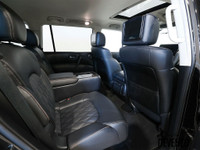 VENDU!!! 2023 Nissan Armada Platinum, Super Black on Black Quilted Leather, Rear Captain Chairs, Ful... (image 9)