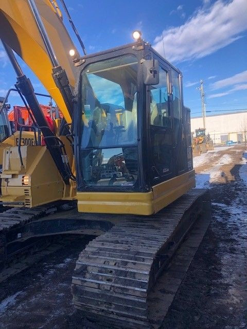 2018 CAT 325FL CR Excavator w/ hyd. coupler, thumb, aux hyd.  in Heavy Equipment in Calgary - Image 3