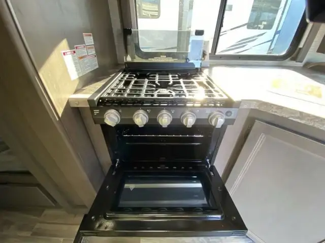 2023 Thor Motor Coach Four Winds 31EV in RVs & Motorhomes in Abbotsford - Image 17