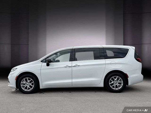 2024 Chrysler Pacifica Touring-L | Stow 'n Go | Heated Seats in Cars & Trucks in Cambridge - Image 2