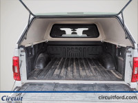 Le Ford F-150 2022 XLT avec moteur V6 2.7L combine puissance, confort et faible consommation. Parfai... (image 6)