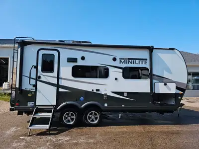 . Vehicle Information Provided by autoTRADER.ca Other Equipment Air Conditioner(Roof), Ceiling Fans/...