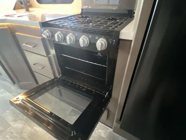 2023 Thor Motor Coach Windsport 34R in RVs & Motorhomes in Abbotsford - Image 17